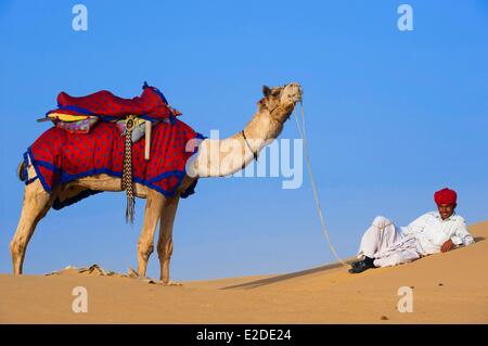 Indien Rajasthan state Jaisalmer Rajput Nomaden mit ihren Kamel-Karawane in der Wüste Thar Stockfoto