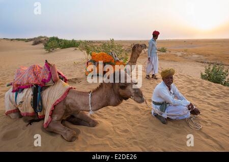 Indien Rajasthan state Jaisalmer Rajput Nomaden mit ihren Kamel-Karawane in der Wüste Thar Stockfoto