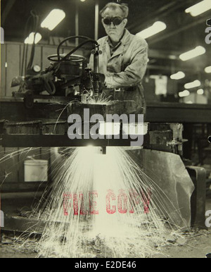 Dieses Foto aus dem Werk Convair/General Dynamics zeigt das Personal, das mit der Herstellung und dem Testen von Flugzeugen befasst ist, und zeigt die Auswirkungen des Unternehmens auf die Luft- und Raumfahrt Mitte des 20. Jahrhunderts. Stockfoto