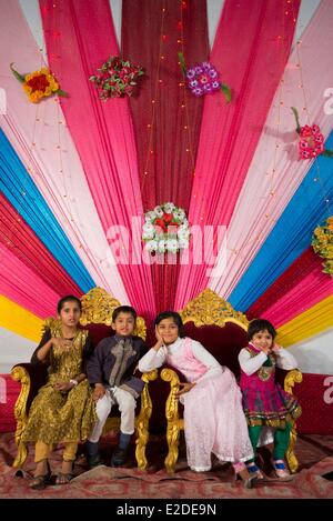 Indien Rajasthan state Jodhpur Kinder spielen auf den Stühlen der zukünftige Bräutigam und Braut vor der offiziellen Trauung Stockfoto