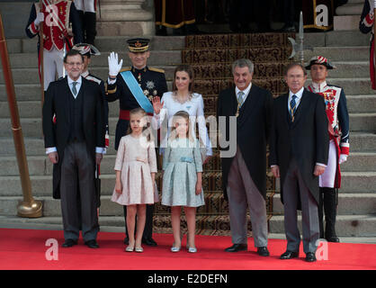 Madrid, Spanien. 19. Juni 2014. Spaniens König Felipe VI (2. L, zurück), Spaniens Königin Letizia (3. L, zurück) und der spanischen Krone Prinzessin von Asturien Leonor (1. L, vorn) und spanische Prinzessin Sofia (2. L Front) posieren für Fotos vor dem neuen König Folge Zeremonie in Madrid, Spanien, 19. Juni 2014. Felipe VI gekrönt wurde am Donnerstag in das Unterhaus des Parlaments. Bildnachweis: Xie Haining/Xinhua/Alamy Live-Nachrichten Stockfoto