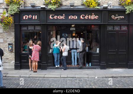 Irland Dublin Pubs im Temple Bar Bezirk Irisch Pub mit jungen Iren Stockfoto