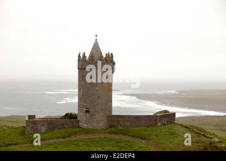 Irland County Clare Doonagore Schloß mit Blick auf Doolin und den Atlantischen Ozean Stockfoto