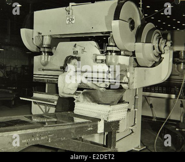 Dieses Foto zeigt das Personal im Werk Convair/General Dynamics und zeigt die Schlüsselrolle, die das Werk bei der Flugzeugfertigung spielte. Das Unternehmen war entscheidend bei der Entwicklung von Flugzeugen für militärische und zivile Anwendungen. Stockfoto