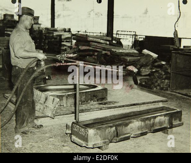 Das Convair- und General Dynamics-Werk in San Diego, das von den 1950er bis in die 1960er Jahre in Betrieb war, produzierte bedeutende militärische und zivile Flugzeuge. Die Mitarbeiter des Werks arbeiteten an fortschrittlichen Technologien für die Luft- und Raumfahrt und trugen sowohl zum Kalten Krieg als auch zur kommerziellen Luftfahrt bei. Das San Diego Air and Space Museum beherbergt mehrere Ausstellungen, die diese entscheidende Periode der Luftfahrtgeschichte dokumentieren. Stockfoto