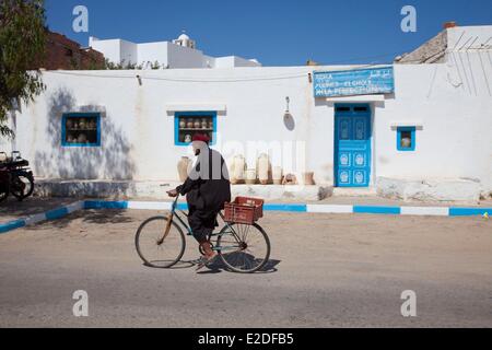 Tunesien, Djerba, Guellala Dorf, tunesische Radfahren vor einer Töpferei Stockfoto