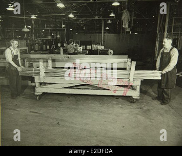 Diese Sammlung zeigt Bilder des Betriebs und Personals von Convair/General Dynamics von den 1950er bis 1960er Jahren Das Werk war an wichtigen Projekten in der Luft- und Raumfahrt beteiligt, unter anderem an der Produktion von Militär- und Verkehrsflugzeugen während der Zeit des Kalten Krieges. Stockfoto