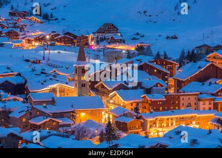 Frankreich Savoie Val D'Isere Blick auf das Dorf und die Kirche Saint-Bernard de Menthon mit einem quadratischen Lombard-Glockenturm in der Abenddämmerung Stockfoto