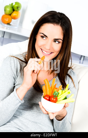 Frau Salat essen. Stockfoto