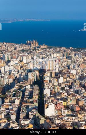 Spanien, Balearen, Mallorca, Palma De Mallorca, die Stadt und La Seu Kathedrale (Luftbild) Stockfoto