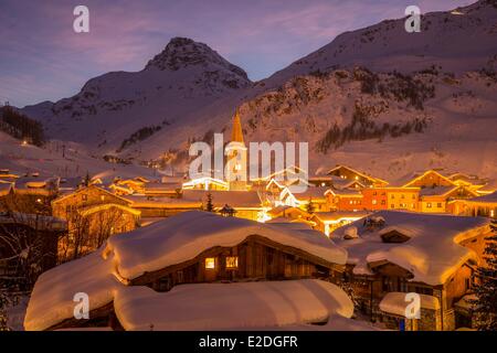 Frankreich Savoie Val D'Isere Blick auf das Dorf und die Kirche Saint-Bernard de Menthon mit einem quadratischen Lombard-Glockenturm in der Dämmerung und Stockfoto