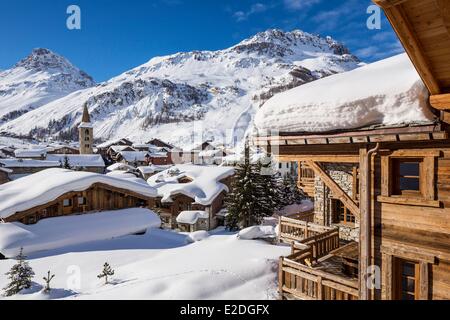 Frankreich Savoie Val D'Isere Blick auf das Dorf und die Kirche Saint-Bernard de Menthon mit einem quadratischen Lombard-Glockenturm in der Dämmerung und Stockfoto