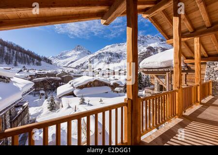 Frankreich Savoie Val D'Isere Blick auf das Dorf und die Kirche Saint-Bernard de Menthon mit einem quadratischen Lombard-Glockenturm in der Dämmerung und Stockfoto