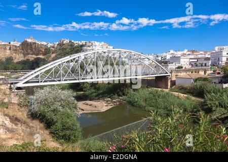Spanien, Andalusien, weiße Dorf von Arcos De La Frontera, eiserne Brücke über den Rio Guadalete Stockfoto