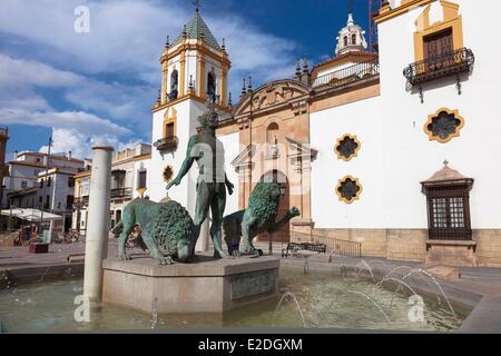 Spanien, Andalusien, Ronda, Plaza del Socorro, Brunnen und Kirche Iglesia del Socorro Stockfoto