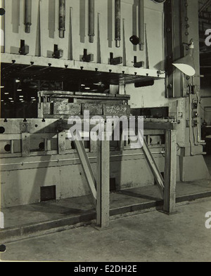 Dieses Foto zeigt das Personal im Convair/General Dynamics Werk, wo sowohl militärische als auch zivile Flugzeuge entworfen und hergestellt wurden. Das Werk war ein Schlüsselakteur bei der Herstellung von Flugzeugen für die US-Luftwaffe und andere Luftfahrtsektoren und trug zu bedeutenden Fortschritten in der Luft- und Raumfahrttechnologie bei. Stockfoto