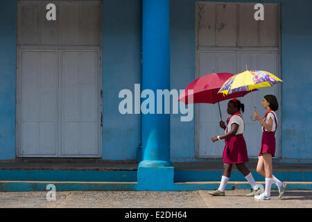 Kuba Pinar Del Rio Provinz Vinales Vinales Tal Weltkulturerbe von UNESCO Schulmädchen mit Regenschirm und bunt Stockfoto
