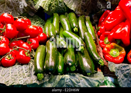 Verkauf von Gemüse auf dem Mercat de Sant Josep De La Boquería in Barcelona, Spanien Stockfoto