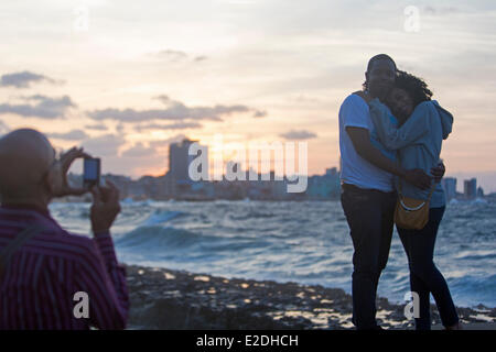 Provinz La Habana Cuba Havanna paar fotografiert bei Sonnenuntergang auf dem Malecon und Vedado District im Hintergrund Stockfoto