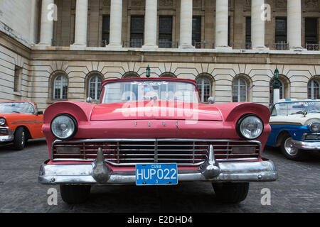 La Habana Cuba Provinz Havanna Centro Habana Bezirk amerikanisches Auto vor dem Capitolio Nacional (nationale Capitol) Stockfoto