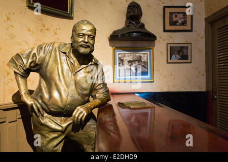 La Habana Cuba Provinz Havanna La Habana Vieja Bezirk Weltkulturerbe von UNESCO-Statue von Hemingway in der rechten Ecke Stockfoto