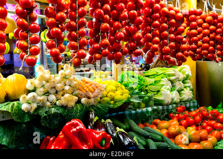 Verkauf von Gemüse auf dem Mercat de Sant Josep De La Boquería in Barcelona, Spanien Stockfoto