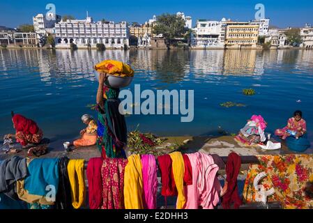 Indien Rajasthan Zustand Udaipur Frauen Waschen von Kleidung auf den Naoghat am Lake Pichola Stockfoto