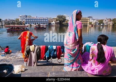 Indien Rajasthan Zustand Udaipur Frauen Waschen von Kleidung auf den Naoghat am Lake Pichola Stockfoto