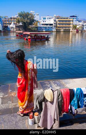 Indien Rajasthan Zustand Udaipur Frauen Waschen von Kleidung auf den Naoghat am Lake Pichola Stockfoto