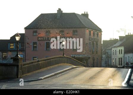 Irland Kilkenny County Kilkenny Matt die Millers Kneipe Brücke über den Fluss Nore Stockfoto