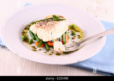 Kabeljau Filet auf Gabel mit grünen Bohnen, Erbsen, Petersilie, Olivenöl, Nahaufnahme Stockfoto