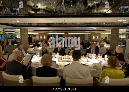 Austral Spanien Kreuzfahrt yacht Compagnie du Ponant Gourmet-Restaurant Passagiere am Tisch des Kapitäns Stockfoto