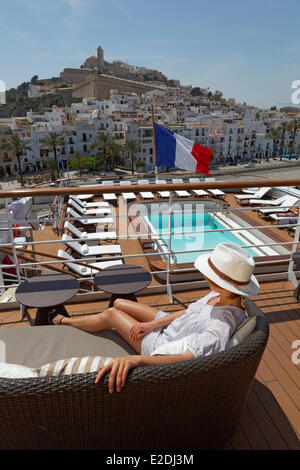 Austral Spanien Kreuzfahrt yacht Compagnie du Ponant junge Frau Sonnenbaden auf dem Pooldeck Stockfoto