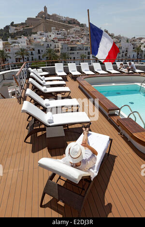 Austral Spanien Kreuzfahrt yacht Compagnie du Ponant junge Frau Sonnenbaden auf dem Pooldeck Stockfoto