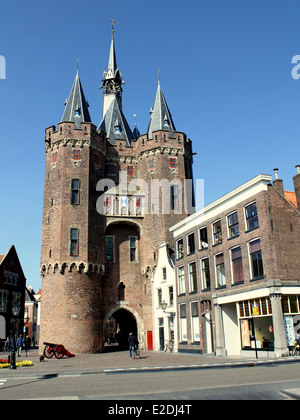 Sassenpoort (Sassen Gate - 1409 aus) eine beeindruckende mittelalterliche Stadttor in Zwolle, Hauptstadt der Provinz Overijssel, Niederlande Stockfoto