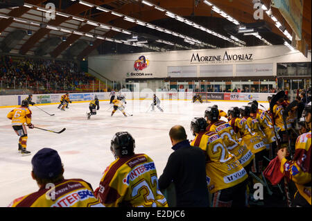 Frankreich Haute Savoie Morzine-Eishockey-Spiel von Morzine-Avoriaz Hockey Club namens der Pinguine Stockfoto