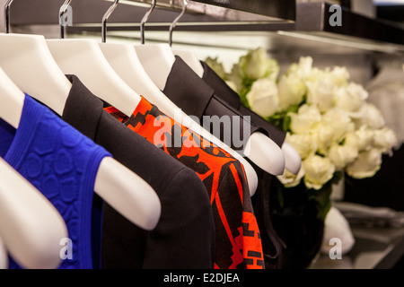 Kleidung zu hängen, auf einem Regal in einem Designer-Kleidung Geschäft in Melbourne, Australien Stockfoto