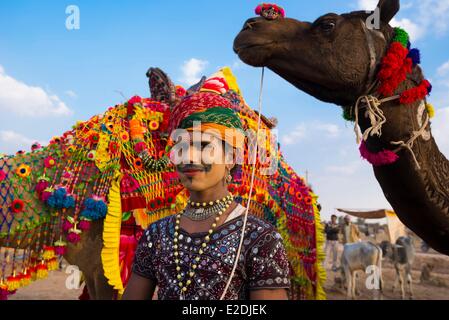 Indien Rajasthan state Nagaur Nagaur Vieh Messe ist die größte Messe ihrer Art in dem Land, das eine lokale Stammesangehörige geht Stockfoto