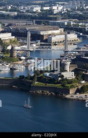 Frankreich Finistere Brest Hafen Penfeld River Chateau de Brest Pont de Recouvrance Tour Tanguy (Luftbild) Stockfoto