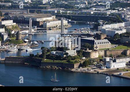 Frankreich Finistere Brest Hafen Penfeld River Chateau de Brest Pont de Recouvrance Tour Tanguy (Luftbild) Stockfoto