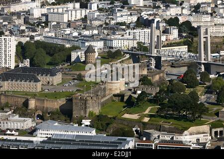 Frankreich Finistere Brest Hafen Penfeld River Chateau de Brest Pont de Recouvrance Tour Tanguy (Luftbild) Stockfoto