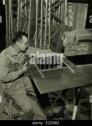Dieses Bild erfasst das Personal des Convair/General Dynamics-Werks, das von den 1950er bis in die 1960er Jahre in der Luft- und Raumfahrtindustrie eine wichtige Rolle spielte Die Anlage spielte eine wichtige Rolle bei der Entwicklung militärischer Flugzeuge und anderer Luftfahrttechnologien. Stockfoto