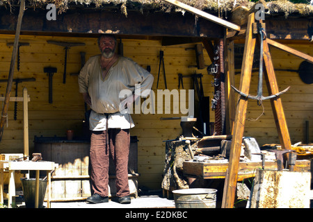 Schmied in Viking Village Frösåkers Brücke in Västerås, Schweden Stockfoto