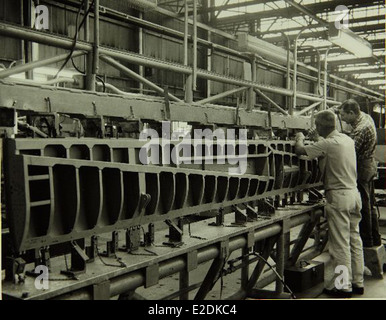 Ein Foto, das das Werk Convair/General Dynamics und seine Mitarbeiter zeigt und die Bedeutung der Luft- und Raumfahrtfabriken in San Diego unterstreicht. Stockfoto