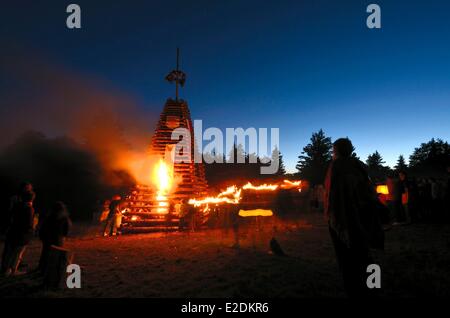 Territoire de Belfort in Frankreich Ballon d ' Alsace top das Feuer von Saint Jean Sommersonnenwende Ritus der keltischen Ursprungs Stockfoto