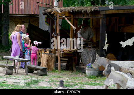 Schmied in Viking Village Frösåkers Brücke in Västerås, Schweden Stockfoto