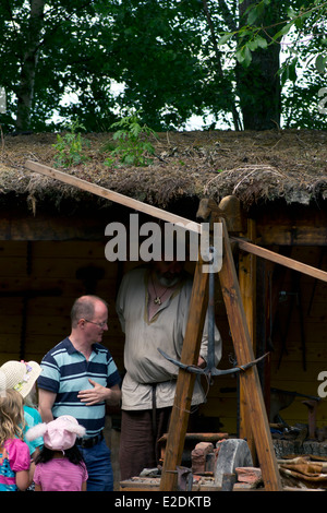 Schmied in Viking Village Frösåkers Brücke in Västerås, Schweden Stockfoto