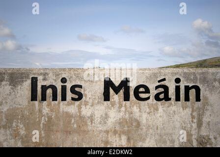 Irland County Galway Aran-Inseln Inishmaan Inis Meain Inschrift auf dem Kai Stockfoto