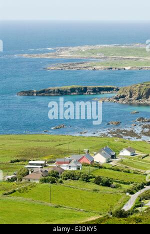 Irland Galway Grafschaft Connemara Himmel Straße westlich von Clifden Halbinsel bietet einen Blick über die Inseln von Inishbofin Inishshark Stockfoto