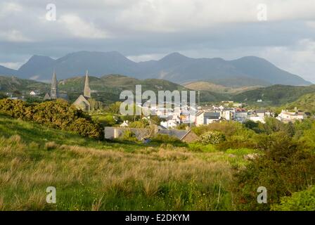 Irland Galway County Clifden Connemara Stadt von Cifden und Twelve Bens im Hintergrund Stockfoto